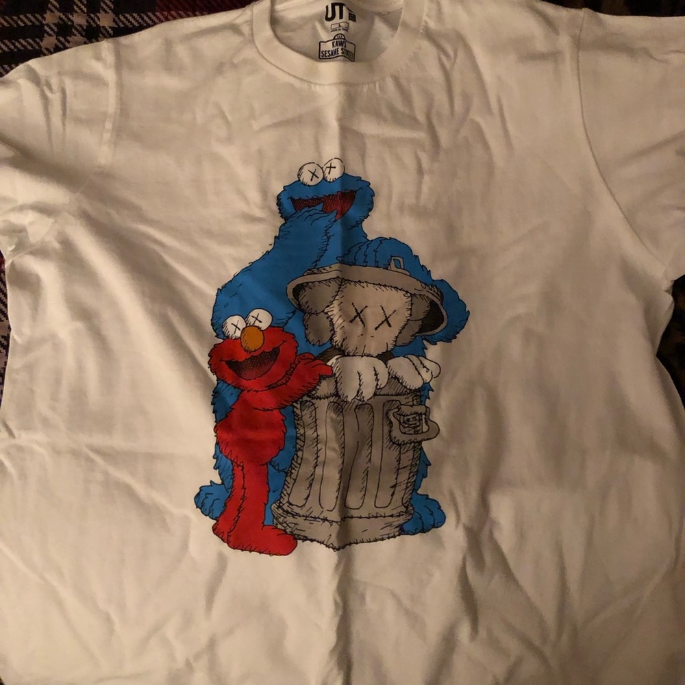 Uniqulo x Kaws shirt SZ L